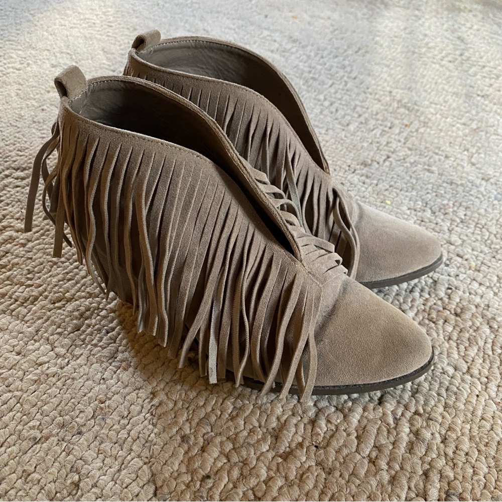 Beast Fashion Size 7 Fringe Booties